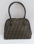 VINTAGE- Bolsa de mão em canvas monogramado da FENDI, no tom café, com um compartimento interno. EM ÓTIMO ESTADO. Med. 24 x 30 cm sem alça, com alça 42 cm altura.