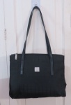 VICTOR HUGO- Bolsa de ombro em nylon , alças em couro no tom preto, com dois compartimentos internos. Etiqueta interna em couro característica da marca. Med. 25 x 32 cm sem alça, com alça 55 cm alt.