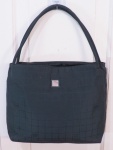 VICTOR HUGO- Bolsa de ombro em nylon  no tom preto com figuras geométricas,. Etiqueta interna em couro característica da marca. Necessita pequena costura na parte de baixo, lado direito. Med. 26 x 31 cm sem alça, com alça 42 cm alt.