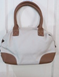 PELLE COLLECTION= Bolsa de mão em couro no tom of white, com alças , fecho eclair e detalhes marrom. Med. sem alça 22 x 30 cm, com alça 35 cm
