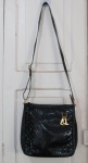 Bolsa a tiracolo em couro croco da Luz da Lua em verniz na cor preta, alça ajustável com compartimento externo. Med. 25 x 35 cm.