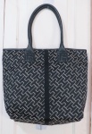 Bolsa  Tote da Tommy Hilfinger, preta com estampa monogramada, marcada e numerada. Etiqueta da China. Med. 35 x 42 cm. sem alça, com alça 57 cm.