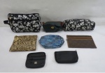 Oito (09)necessaires diversas da marcas LV, Bag Style, Bagaggio. Duas em couro. Med. maior 18 x 25 cm, menor 8 x 15 cm.