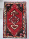 CASA JULIO- Antigo tapete Shiraz, padrão geométrico, feito a mão com lá de alta qualidade. Com etiqueta da Casa Júlio. Med. 150 x  80 cm