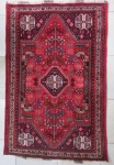 CASA JULIO- Antigo tapete Shiraz, padrão geométrico, feito a mão com lá de alta qualidade. Com etiqueta da Casa Júlio. Med. 155 x  100 cm.