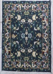Tapete Nacional industrializado, padrão floral, feito a máquina. Med. 119 x 81 cm.