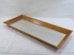 Bandeja retangular e alongada em madeira, laterais altas inclinadas, fundo espelhado. Med. 80 x 35 cm. NÃO ENVIAMOS PELOS CORREIOS.