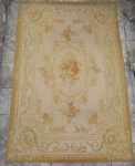 AUBUSSON - Antiga e rara tapeçaria francesa em lã e seda, decoração floral. Tapeçaria Aubusson ( França, tradicionalmente tecida à mão com 100% lã) reflete o luxo do século XVII. Com etiqueta marcada Aubusson "WYT-HA-06", sugere um código de importador . Med. 306 x 204 cm.