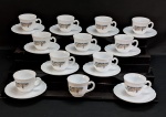VIDRO ARCOPAL FRANCE - Doze xícaras para café com onze  pires, confeccionados em vidro opalinado leitoso francês, decorados com folhas e flores em delicada policromia, alças vazadas, com marca da manufatura no fundo. Medidas das xícaras alt 4 cm x diam 7,3 cm; medidas dos pires diam 11,5 cm x 11,5 cm.