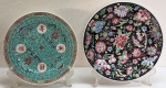 Dois (02) pratos decorativos em porcelana oriental sendo um fundo preto com rica decoração floral em policromia e um com fundo verde vibrante decorado com motivos florais, gregas e quatro medalhões com caracteres. Medidas 25,5 e 23 cm diâmetro.