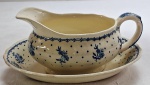 CREAMPETAL GRINDLEY TEWKESBURY- Rara molheira e presentoir em faiança inglesa, decorado com florais e guirlandas na cor azul. Um fio de cabelo no presentoir. Med. 9 x 17 x 11 cm.