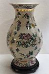 Elegante e imponente vaso bojudo em porcelana oriental, decorado com  florais e guirlandas em dourado. Acompanha peanha. Selado na base. Med. 36 x 21 cm diâmetro.