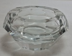 DESNA- Cinzeiro em bloco de cristal translúcido, lapidação facetada, gravado no fundo DESNA. Apresenta um bicado na parte interna. Med. 6 x 13 cm.