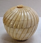 MAREGIO DECORATIVE BOX- Gracioso potiche ovalado, design em gomos torcidos em material natural na cor marfim. Med. 11 x 10,5 cm.