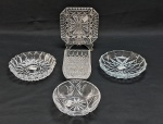 Cinco (05) petisqueiras em vidro prensado, tamanhos e modelos variados, três redondos e dois quadrangulares. Med. 15 cm diâmetro.