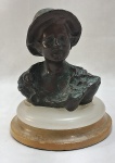 GIOVANNI DE MARTINO (Napoli 1870 - 1935/38) Escultura Italiana em bronze patinado, representando " Busto de Menina camponesa. Base redonda em alabastro. Atribuida a Giovanni de Martino. Med. 17 x 14 cm diâmetro.