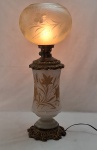 Antiga e rara luminária de mesa em opalina francesa, profusamente decorada no bojo com trigos e folhagens a folha de ouro, guarnições em bronze cinzelado , ostentando manga dita chama em vidro satiné  lapidado com trigos. Med. 59 cm altura x 19 cm diâmetro.