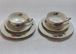 KOENIGSZELT (1945 - 1957, Polônia), Par de ternos com duas xícaras para chá, dois pires e dois pratos para bolo, confeccionados em porcelana polonesa esmaltada na tonalidade marfim, ricamente decorado com florais  e guirlandas e frisos  a ouro. Marcados no verso Koenigszelt Made in Poland. Med. 20 cm diâmetro.