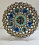 PORTUGAL, Alcobaça - Medalhão de coleção em cerâmica vitrificada e esmaltada na cor azul com rica decoração floral, bordas vazadas. Marcada no verso R.B Albobaça Portugal. Medindo: 36 cm de diâmetro.