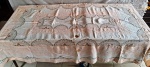 Ilha da Madeira - Toalha em linho, na cor branco e rosa, bordada com arranjos de florais com fartas margaridas na cor bege. Acompanha 11 guardanapos. Med. 250 x 175 cm, guardanapos 42 x 42 cm. Com manchas de guardados.