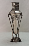 Imponente vaso  Art Decot, em metal espessurado a prata , cerca 1906, decorações em alto relevo. Possívelmente francês. Med. 41 x 17 cm.