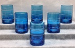 CHRISTOFLE- Seis (06) raros copos para whisky ou coquetéis na cor azul em cristal francês, decorado com três arestas verticais lapidados a mão e acidadas na circuferência do bojo. Gravado no verso. Med. 10,5 x 7 cm diâmetro.