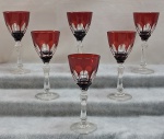 Seis (06) taças para vinho do porto em cristal Europeu, base com haste facetada translúcida, bojo lapidação dedão na cor rubi ao gosto Baccarat, Med. 14 cm alt x 6 cm diâmetro.