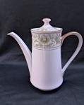 SCHMIDT , Bule para café em porcelana branca , decorado com faixas em gregas, florais e frisos prateados. Pega da tampa em pinha. Med. 21 cm alt