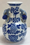 ANDREA BY SADEK - Vaso bojudo em porcelana, bojo com arranjos florais e pássaros, pegas laterais vazadas no formato de rosas. Med. 23 x 15 cm.