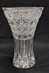 Vaso em cristal translúcido, base estrelada, corpo facetado, farta lapidacão em losangos, borda serrilhada, lapidada a mão. Med. 21 x 14 cm.