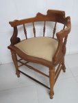 Elegante cadeira/poltrona em madeira nobre, pés torneados amarrados por travessão, assento estofado no tom bege. Med. 70 x 55 x 55 cm. RETIRADA COM AGENDAMENTO NA TIJUCA.