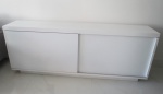 Rack/Sapateira contemporânea em madeira laqueada no tom branco, duas portas de correr, interior com três prateleiras retrátil.  Med. 76 x 200 x 37 cm profundidade. RETIRADA COM AGENDAMENTO NA TIJUCA.