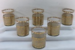 Seis (6) copos para whisky,  em vidro europeu translúcidos, corpo texturizado em guirlandas, borda com faixa dourada. Med. 10,5 x 8 cm.