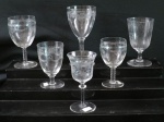 SAINT LOUIS- Seis (06) taças em fino cristal francês Saint Louis com guirlandas e florões para vinho , três modelos diferentes de decoração tamanhos. Med. menor 11,5 x 7 cm diâmetro, maior 17 x 8 cm diâmetro.