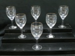Seis (06) taças em cristal translúcido para vinho. Borda prateada com pequenos desgastes. Med. 14,5 x 6,5 cm.
