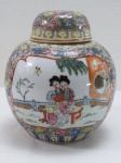 Potiche confeccionado em porcelana oriental esmaltada, ricamente decorado por elementos florais , centro com pintura de gueixas em rica policromia. Med. 15 x 13 cm.