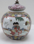 Potiche confeccionado em porcelana oriental esmaltada, ricamente decorado por elementos florais , centro com pintura de gueixas em rica policromia. Tampa adaptada em croisonné. Med. 16 x 13 cm.