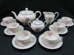 C.T. TIELSCH ALTWASSER - Elegante e raro conjunto alemão, constando de bule para chá ( 16 cm alt), cremeira, açucareiro e seis xícaras com pires, em porcelana esmaltada, decoração floral frisos na cor verde.