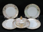 MAUÁ-  Manteigueira e quatro pratos para sobremesa em porcelana iridescente, moldada na pasta, guirlandas em relevo em farta douração. Med. manteigueira 18,5 cm.
