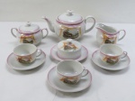 KAHLA Elegante Aparelho de chá em porcelana decorado com cena de fazenda com detalhes rosa em degradê. Composto por bule de chá ( 13 cm), três xícaras com seus pires, açucareiro, manteigueira, cremeira. Alemanha, inicio do sec. XX.NOTA: KAHLA / Thüringen Porzellan GmbH é um fabricante de porcelana fina, localizado em Kahla em Thuringia.Atua desde 1844 e é hoje o maior produtor de porcelana na Turíngia.