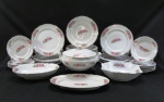 REAL- Parte de serviço de jantar de porcelana Real, decorado com flores e ramos, frisos e bordas douradas composto de: oito pratos rasos, dez pratos fundos , nove de sobremesa, uma travessa ovai ( com pequeno fio de cabelo), travessa oval funda, uma arrozeira oitavada e sopeira. Total 31 peças. Medidas pratos rasos 24 cm, sobremesa 18 cm, travessa oval 32 x 21 cm, travessa oval funda 6 x 28 x 21 cm, uma arrozeira oitavada 27 cm diâmetro, uma sopeira 15 cm alt x 27 cm diâmetro entre alças.