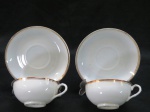 Par de xicaras em porcelana japonesa dito 'casca de ovo' , com frisos dourados na borda. Marcada.