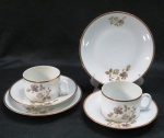 RENNER MEDAILLON - Par de trios em porcelana modelo Medaillon para chá, decorado com rosáceas e bordas com frisos dourados. Med. prato de bolo 17,5 cm.