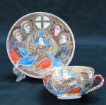 K.K.R- Made in Japan- Uma xícara japonesa em porcelana casca de ovo, decorada com figuras de signatários, rica policromia em relevos e farta douração.