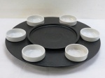 Petisqueira giratória em metal pintado de preto com seis recipientes, em porcelana na cor branca. Med. 40 cm diâmetro.