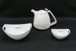 DESIGN- Três (03) peças em porcelana branca, composto de bule Design Kenya, molheira e pimenteira oval com tampa e alças laterais Design Wincy.  Med. molheira 8 x 17 x 13 cm- pimenteira 5 x 11 x 8 cm. e bule  15 cm altura.