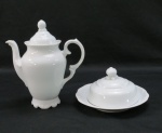 Duas (02) peças em porcelana branca moldada na pasta sendo; bule e mantegueira. Med. bule 18 cm alt - mantegueira 8 x 15 cm diâmetro.