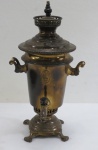 VINTAGE- Samovar decorativo em metal dourado, quatro pés em garra. Med. 27 cm altura. Com pequenos desgastes e algumas perdas.