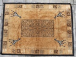 Tapete Belga, decorado com estampa de padrão africano com figuras de girafas. Med. 132 x 98 cm.