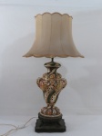 CAPODIMONTE- Imponente e belíssimo abajour confeccionado em porcelana italiana, manufatura de Napoli, apresentando rica policromia em decoração " Mitológica" em relevo, detalhes a folha de ouro. Base quadrangular em metal cinzelado. Acompanha cúpula. FUNCIONANDO. Med. 60 cm alt- base 60 x 23 x 23 c,.PEÇA DE EXPRESSIVO TAMANHO, ENVIO SOMENTE POR TRANSPORTADORA.